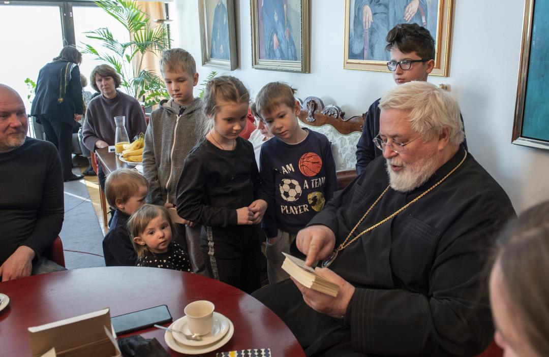 Arkkipiispa Leo ja ukrainalaisia pakolaislapsia Kuopiossa huhtikuussa 2022