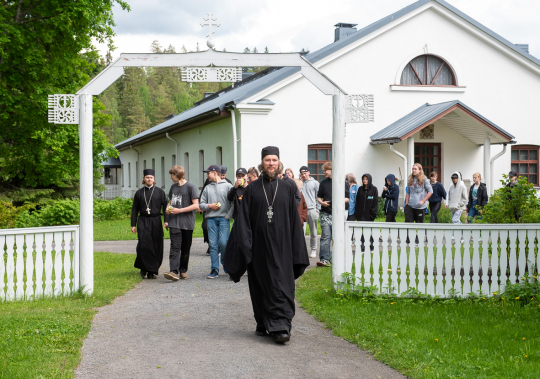 Valamon luostarin igumeni arkkimandriitta Mikael johdattaa nuoria Vanhaan kirkkoon