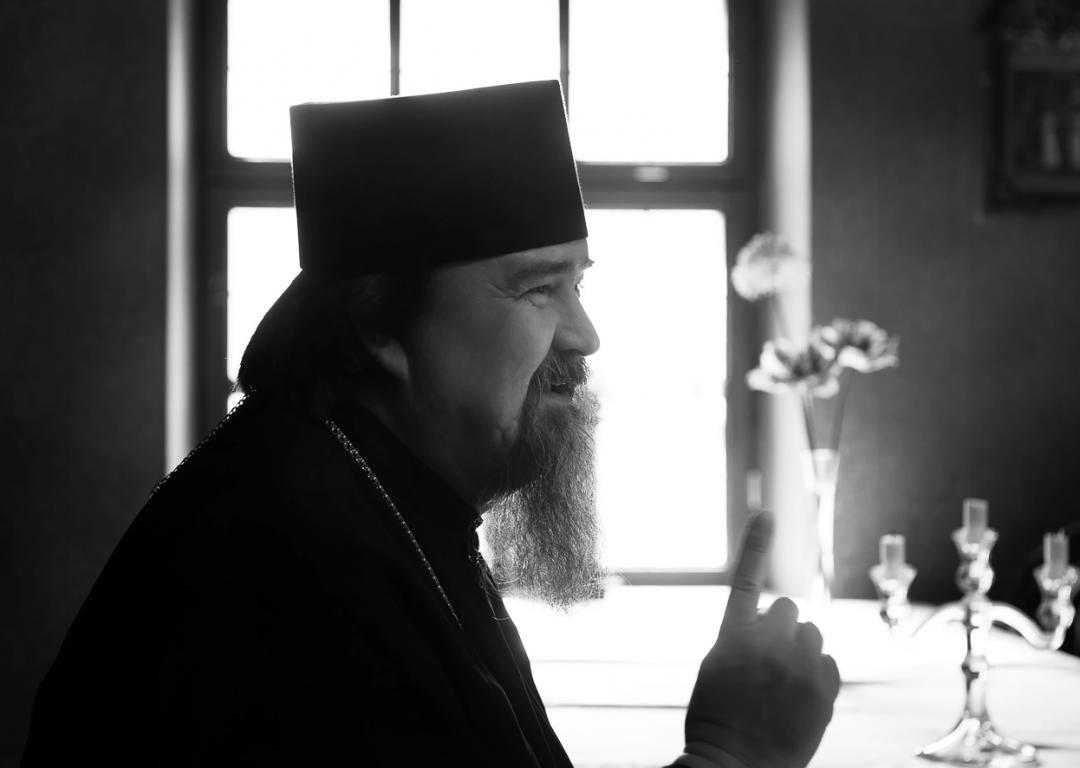 Haminan piispa Sergei nauttii kahvia Valamon luostarin ravintola Trapesan kabinetissa