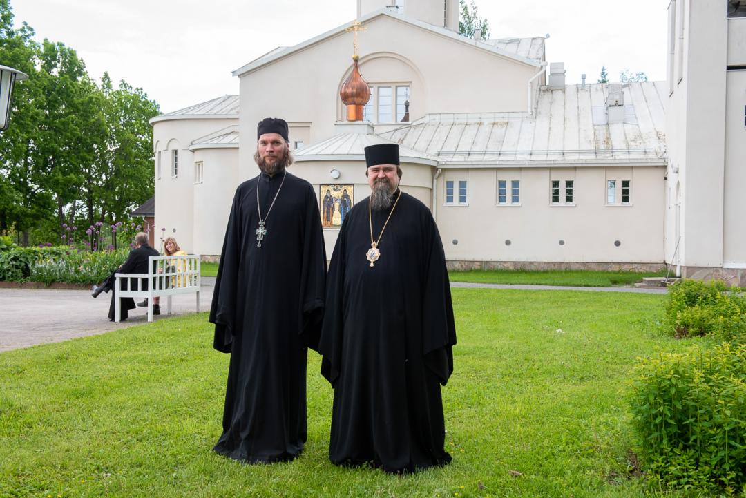 Haminan piispa Sergei ja luostarin johtaja Mikael poseeraavat Valamon luostarin edustalla