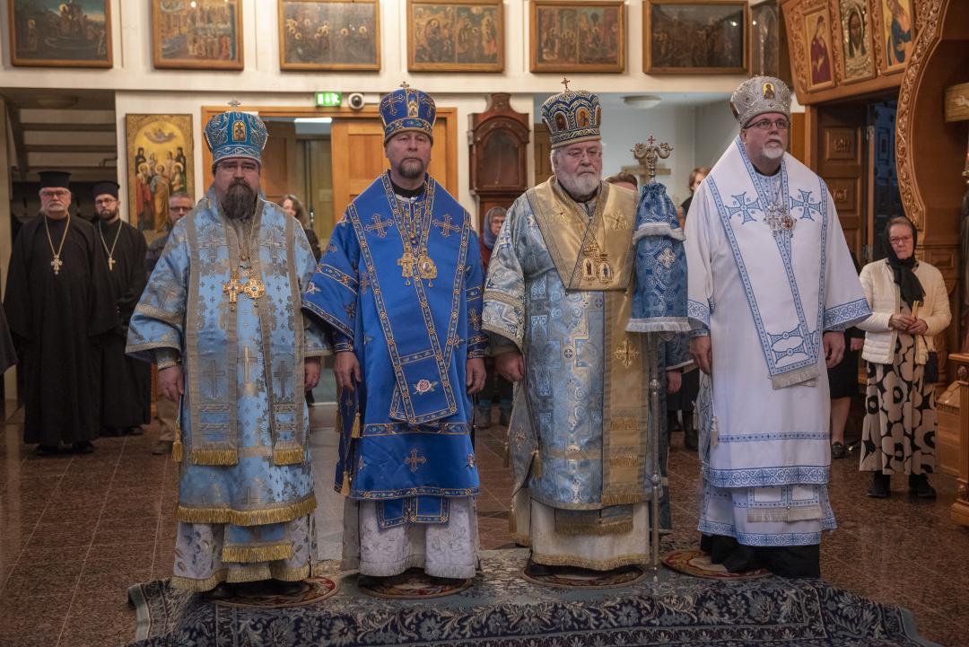 Suomen ortodoksisen kirkon toimessa olevat piispat Valamon luostarin pääkirkossa marraskuussa 2022
