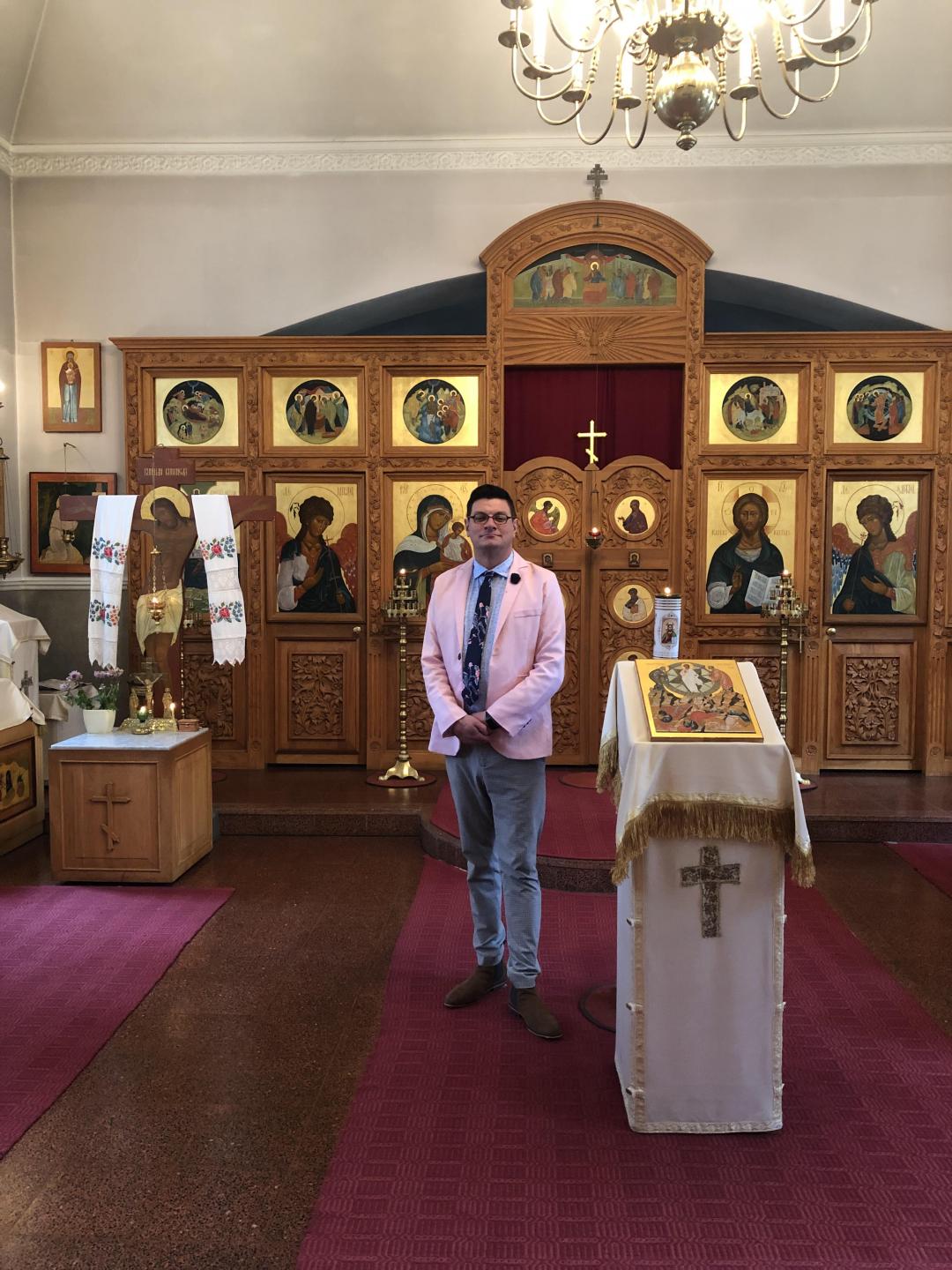 Porvoon ortodoksisen kirkon vahtimestari Niko Laakso kirkkosalissa 2022