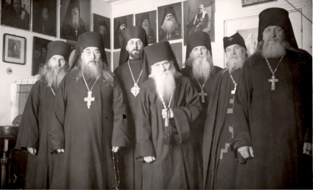 Valamon luostarin pappismunkkeja ja veljestöä 1950-luvulla ryhmäkuvassa
