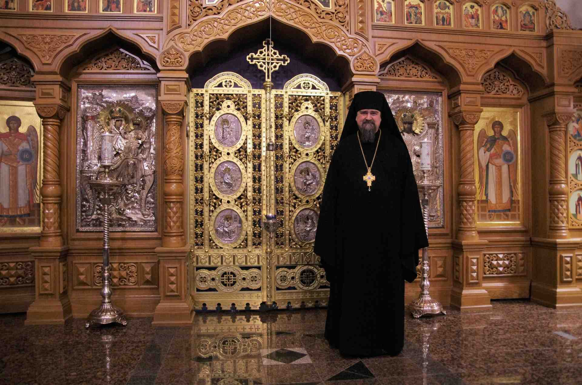 Valamon luostarin igumeni Sergei luostarin pääkirkossa ikonostaasin edessä