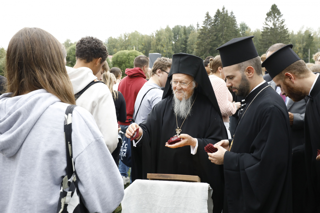 Patriarkka Bartolomeos jakaa ristejä Kaunisniemi 9-23