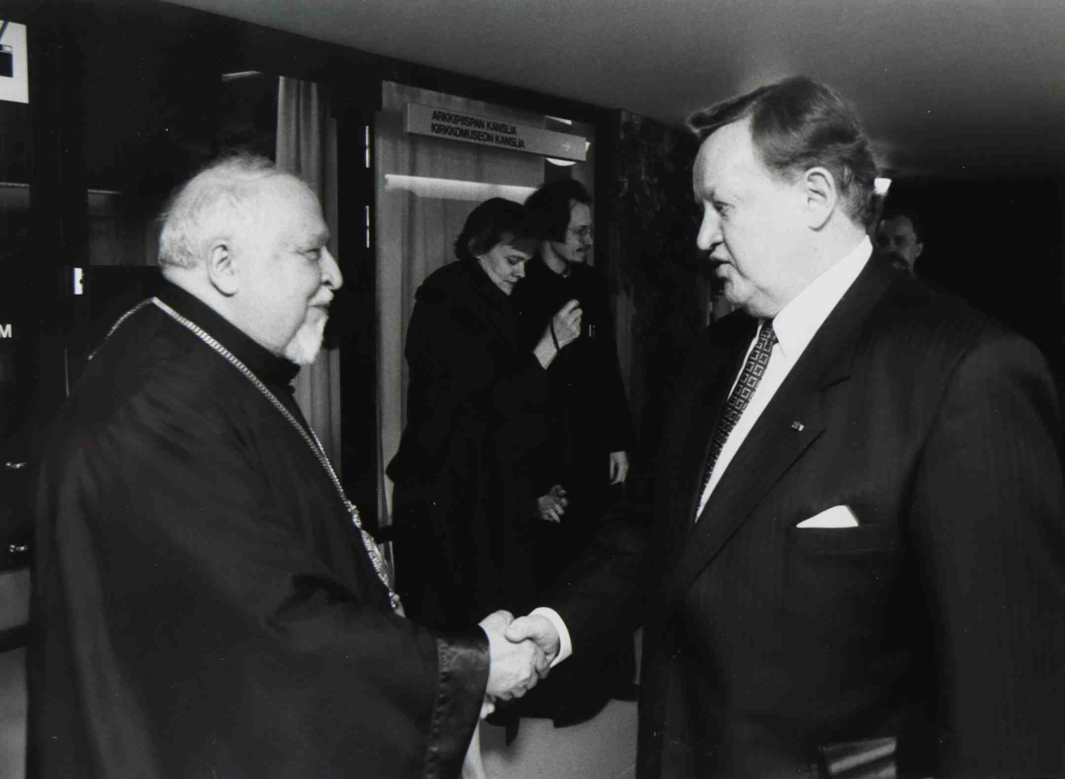 Presidentti Martti Ahtisaari ja arkkipiispa Johannes kättelevät