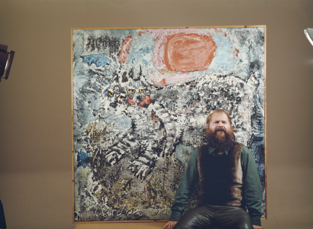 Reidar Särestöniemi maalauksensa edessä 1975