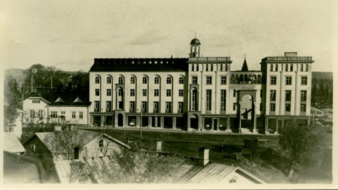 Vasemmalla Sortavalan pappisseminaari (1911). Oikealla kreikkalaiskatolisen kirkkokunnan talo (1932). Kuva 1932–35
