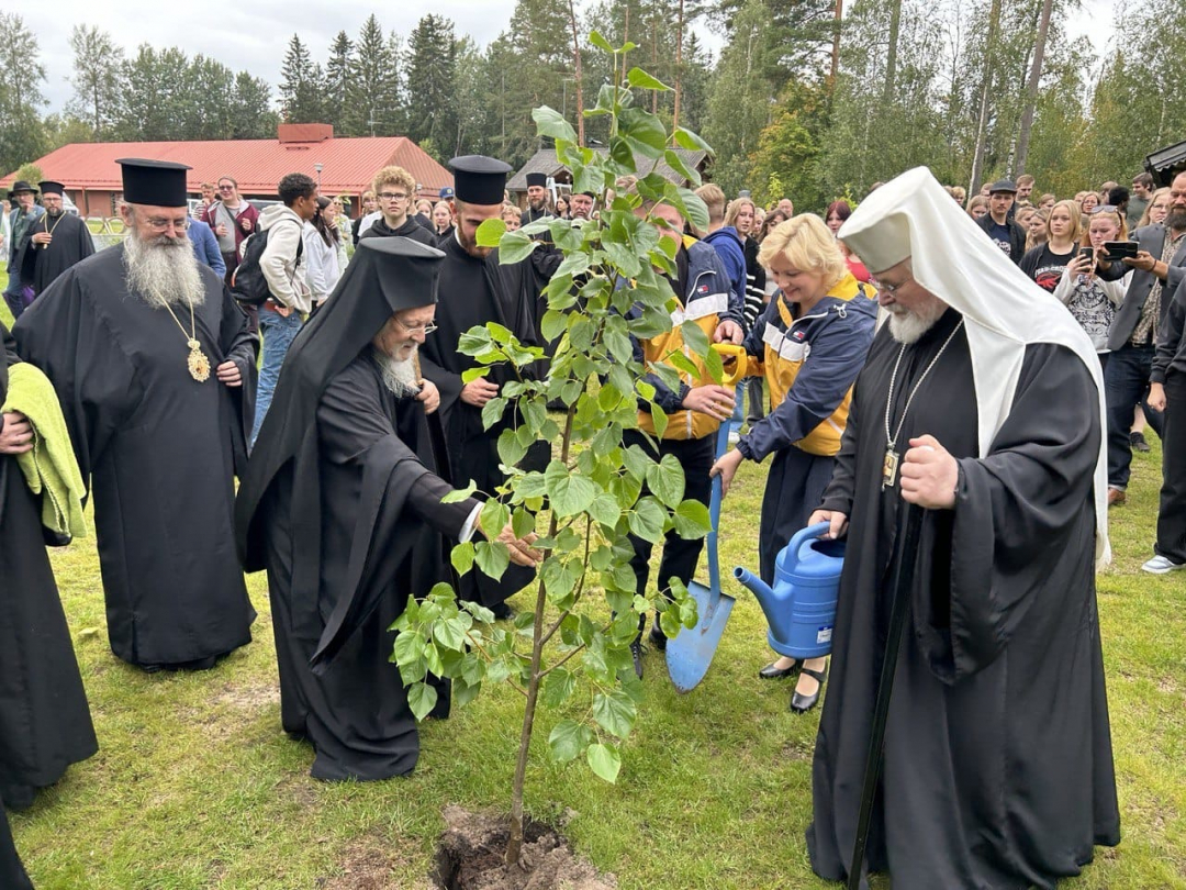 patriarkka Bartolomeos ja Ukrainan suurlähettiläs Olga Dibrova istuttavat kriminlehmuksen 2025