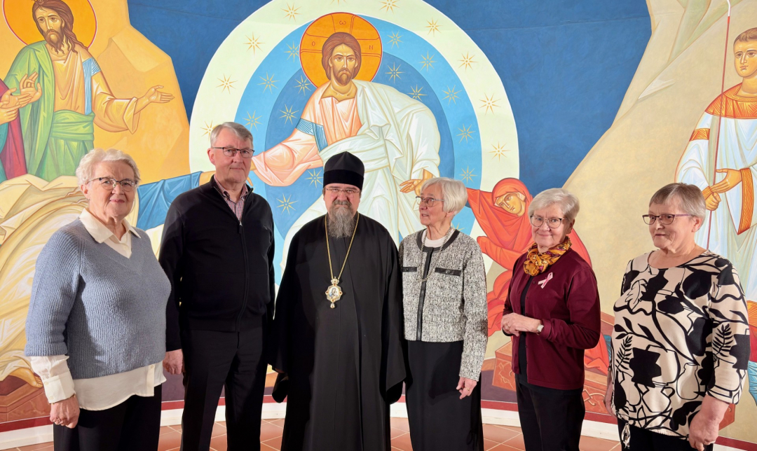 Piispa Sergei ja tiistaiseurojen jäseniä