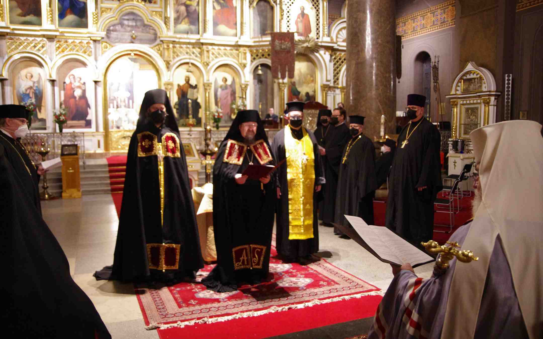 Arkkimandriitta Sergei pitää puhetta piispaksi nimeämistilaisuudessa Uspenskin katedraalissa
