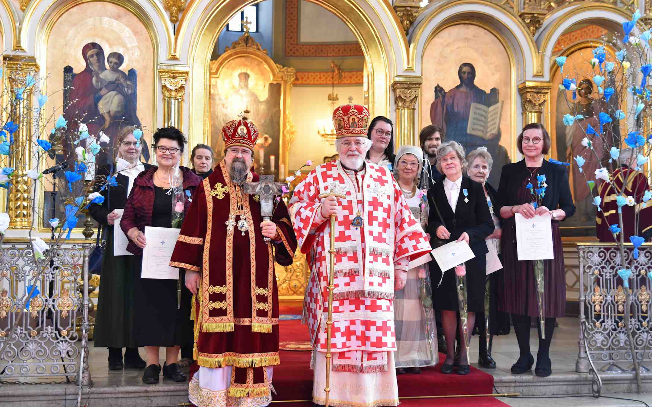 Arkkipiispa Leo ja Haminan piispa Sergei yhteiskuvassa palkittujen äitien kanssa Uspenskissa palmusunnuntaina 2023