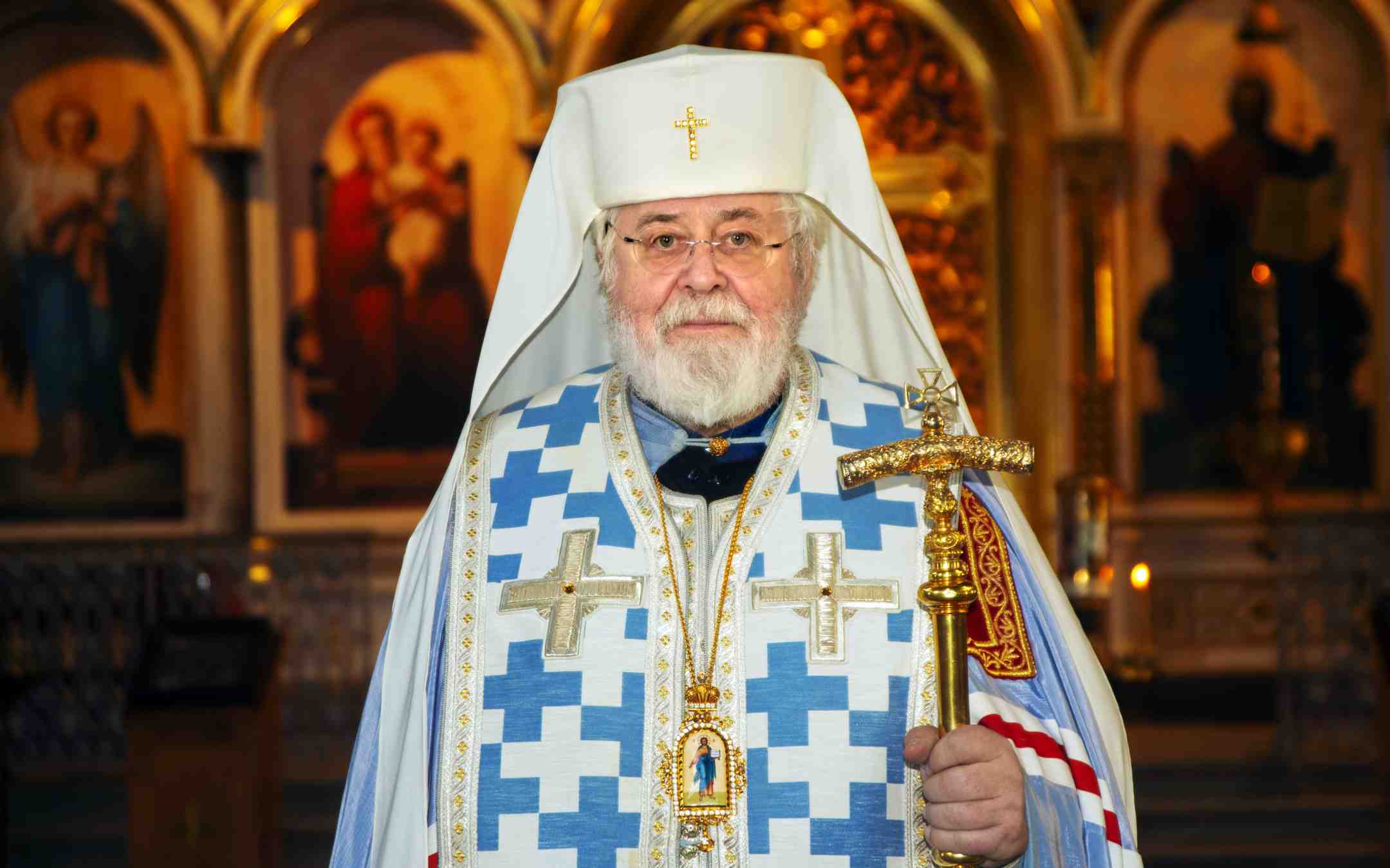 Arkkipiispa Leo seisoo ikonostaasin edessä Uspenskin katedraalissa