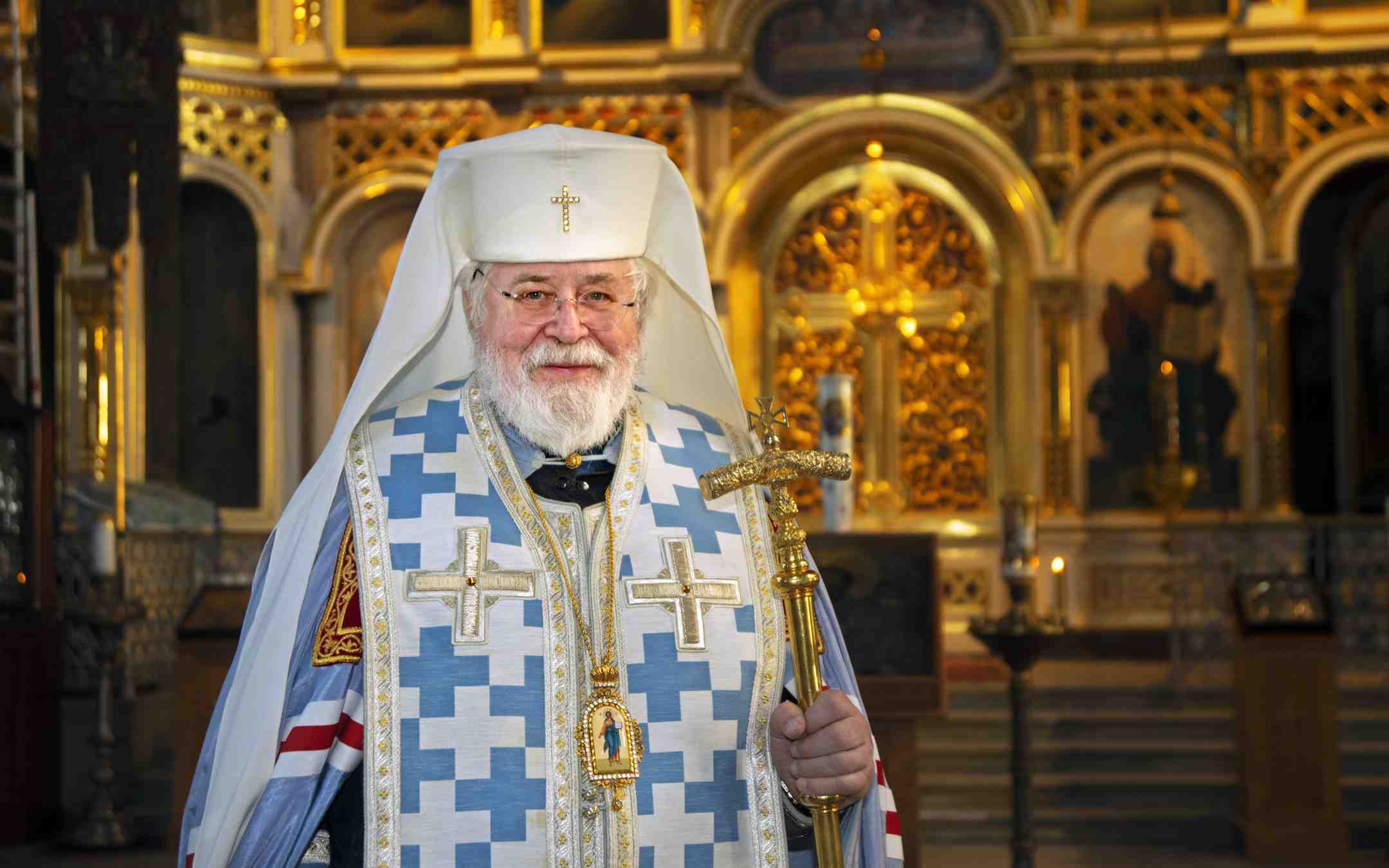 Arkkipiispa Leo seisoo Uspenskin katedraalin ikonostaasin edessä