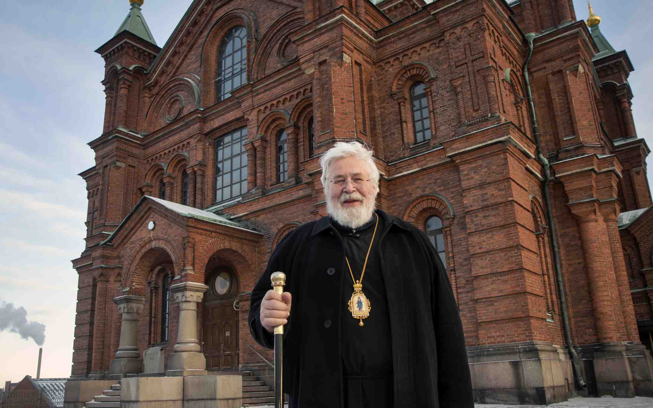 Arkkipiispa Leo seisoo Uspenskin katedraalin edustalla paimensauva kädessään