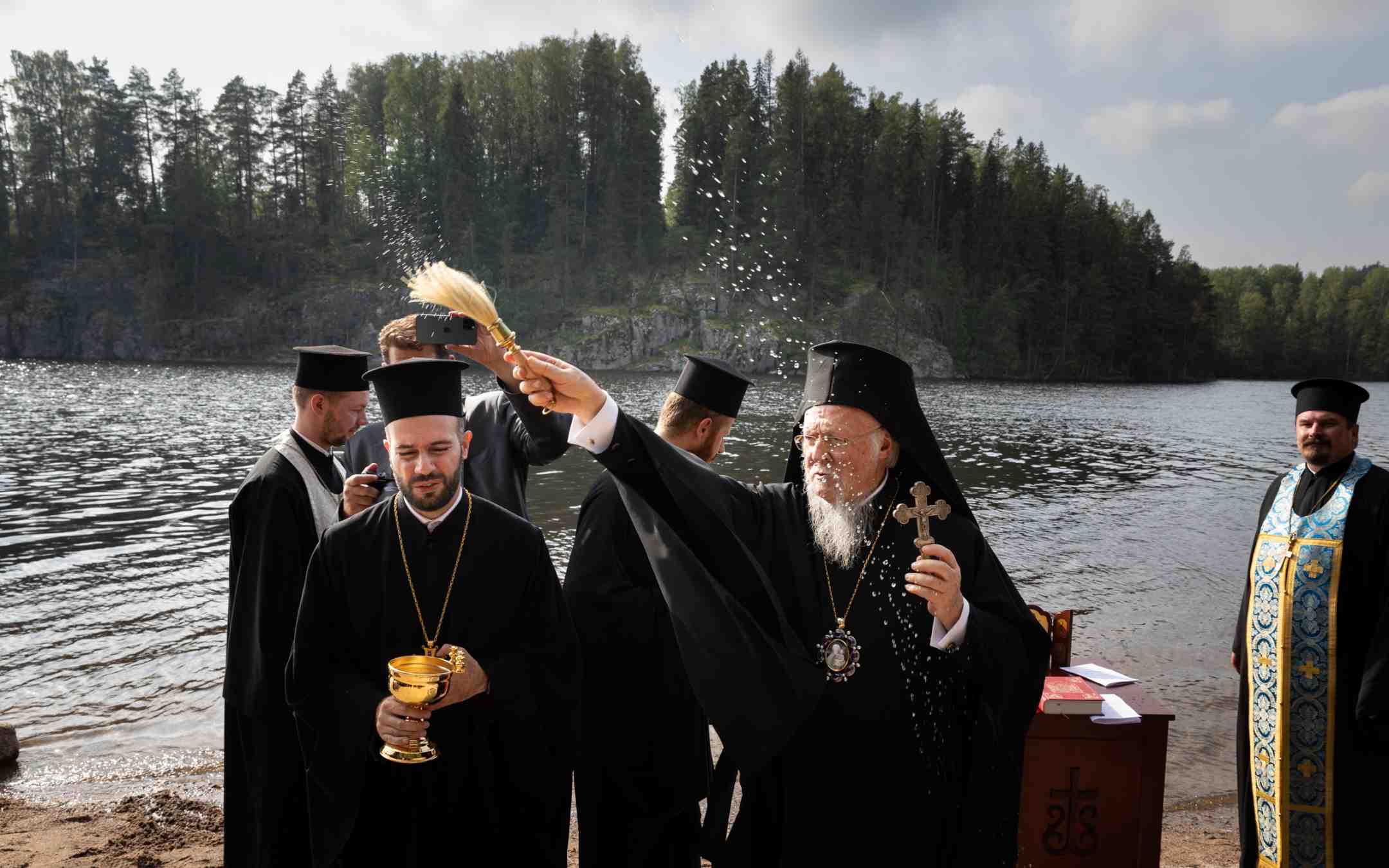 Patriarkka Bartolomeos vihmoo pyhitetyllä vedellä Nuuksiossa syyskuussa 2023