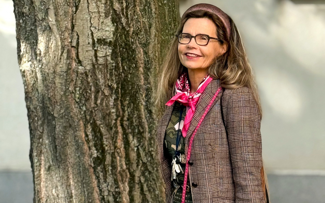Elina Kahla puun vieressä ulkona