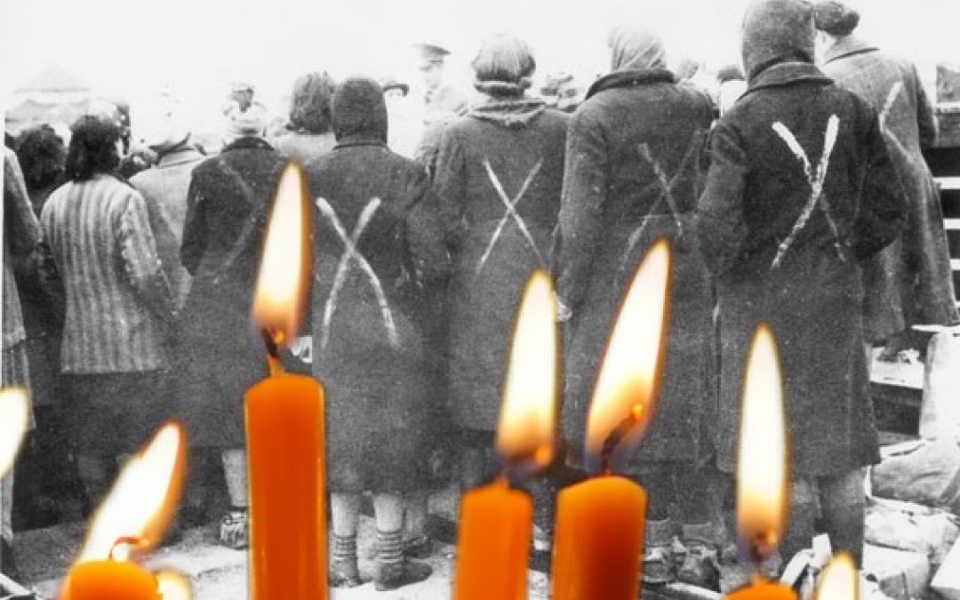 Naisvankeja Ravensbrückin keskistysleirillä ja palavat tuohukset