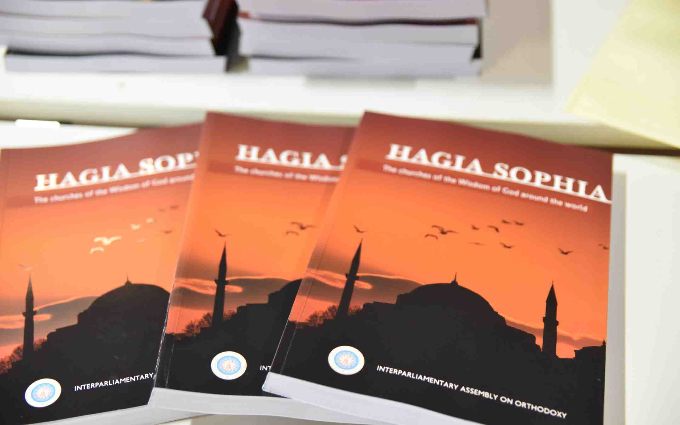 Hagia Sofia -kirjoja pinossa