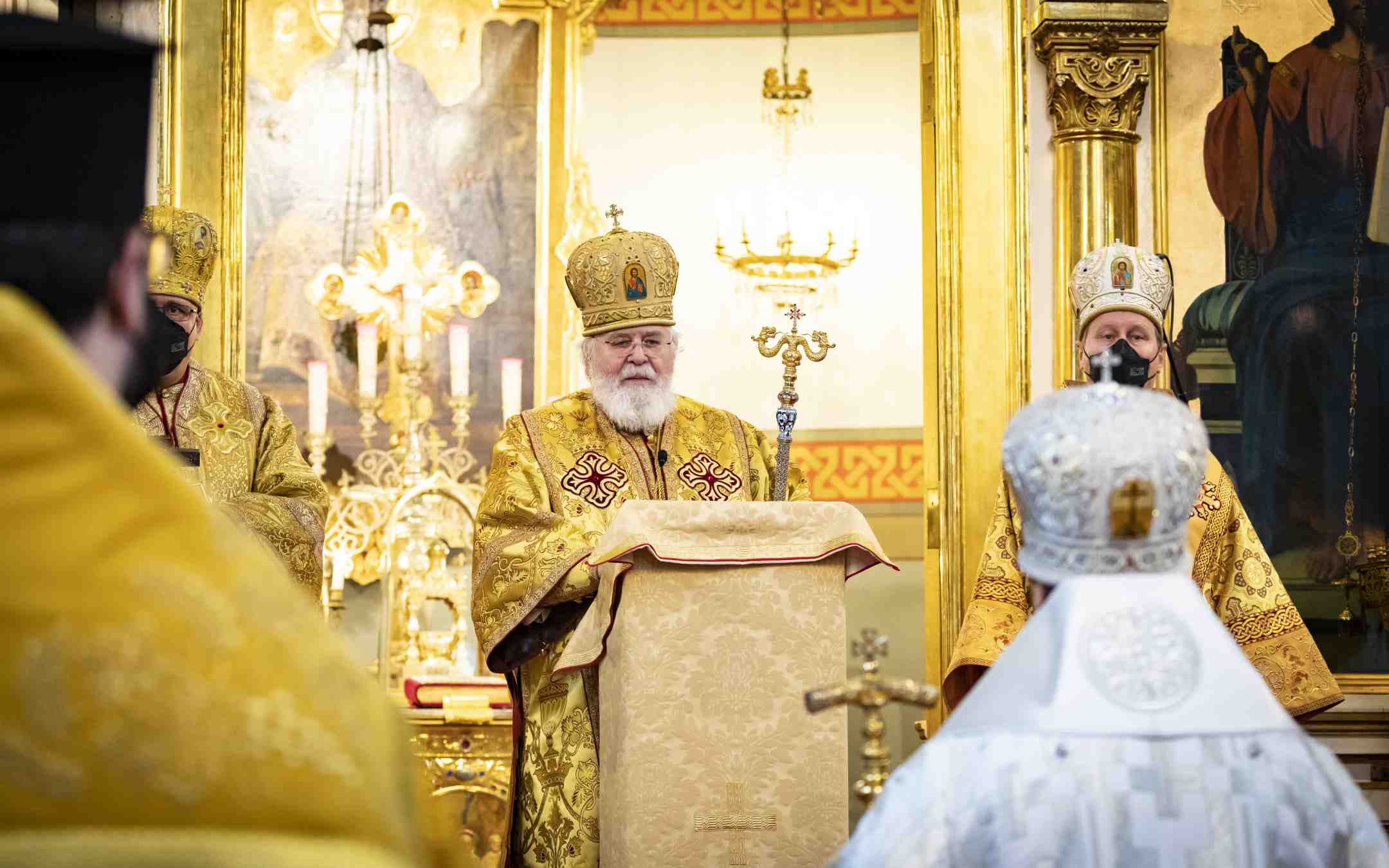 Hlesingi ja koko Suomen arkipiispa Leo pitää puhetta vastavihitylle piispa Sergeille Uspenskin katedraalissa