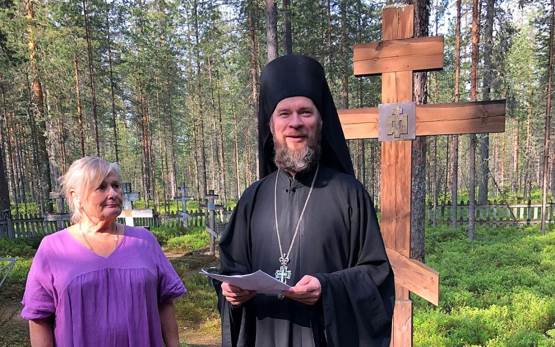 Hiekan tilan omistaja Kirsi Fahler ja igumeni Mikael Keiteleellä 2025
