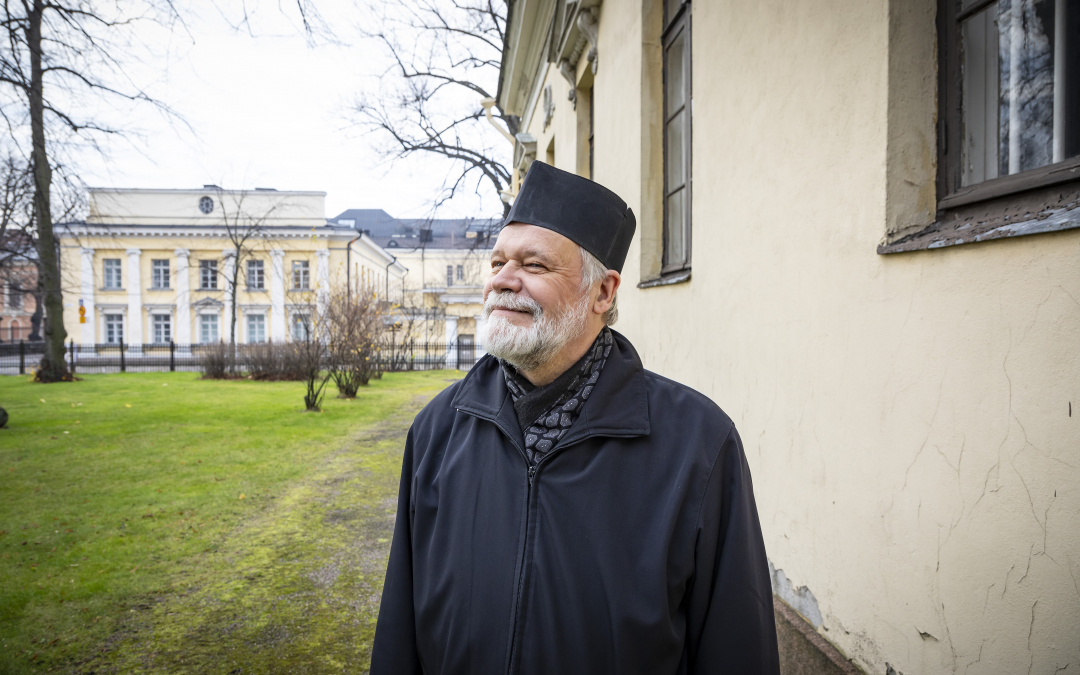 Rovasti Heikki Huttunen kirkon pihalla