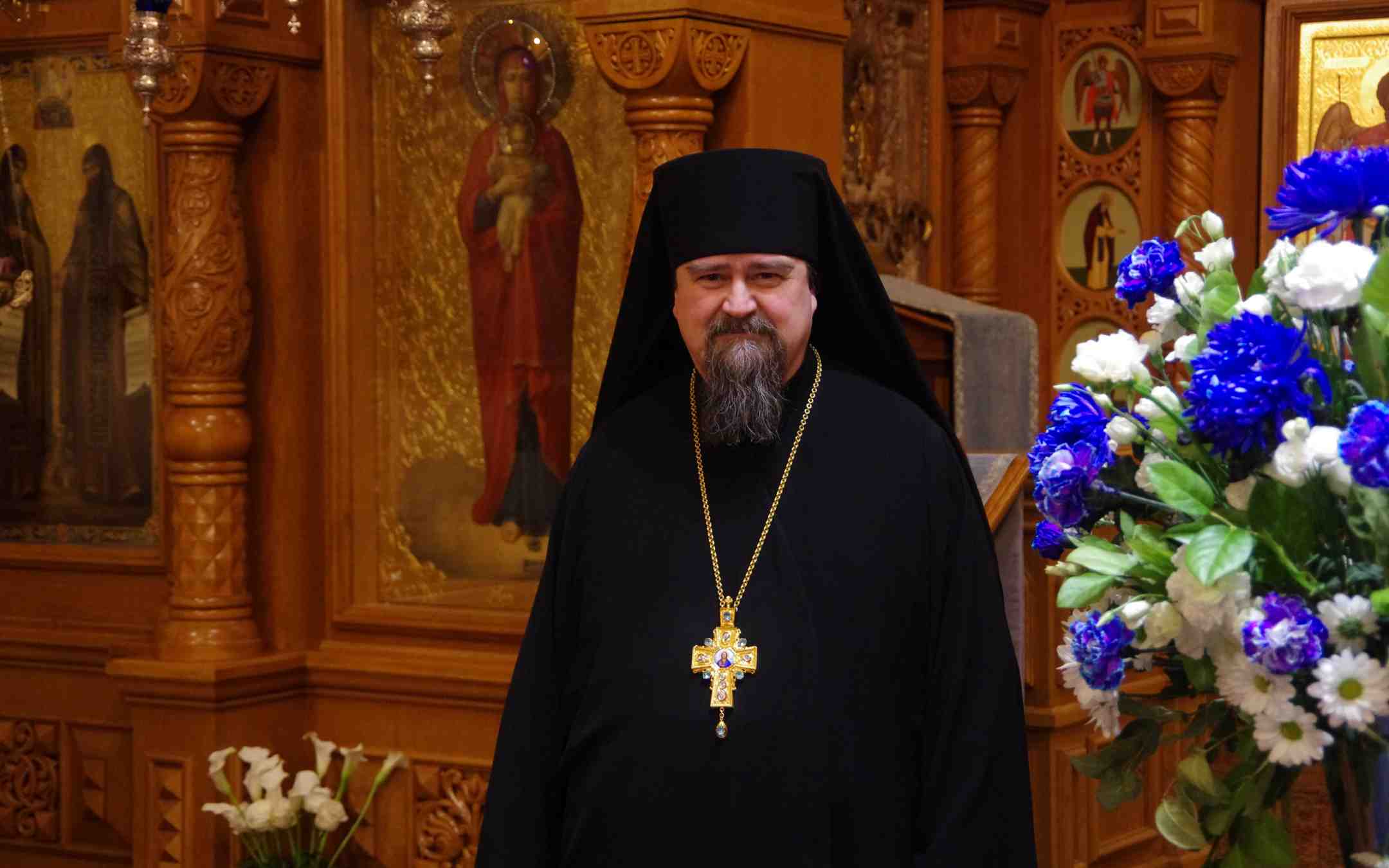 Arkkimandriitta ja Valamon luostarin johtaja Sergei Valamon luostarin ikonostaasin edessä