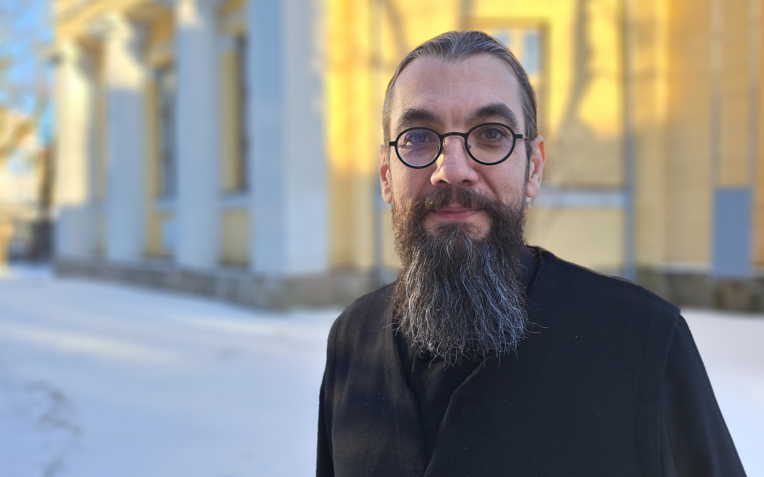 Ioannis Lampropoulos Pyhän Aleksandran kirkon edustalla Turussa 2024