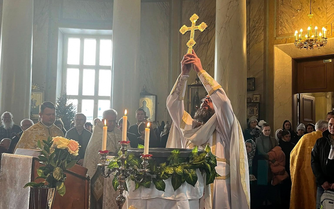 Isä Ioannis Lampropoulus toimittaa teofanian palvelusta Turussa