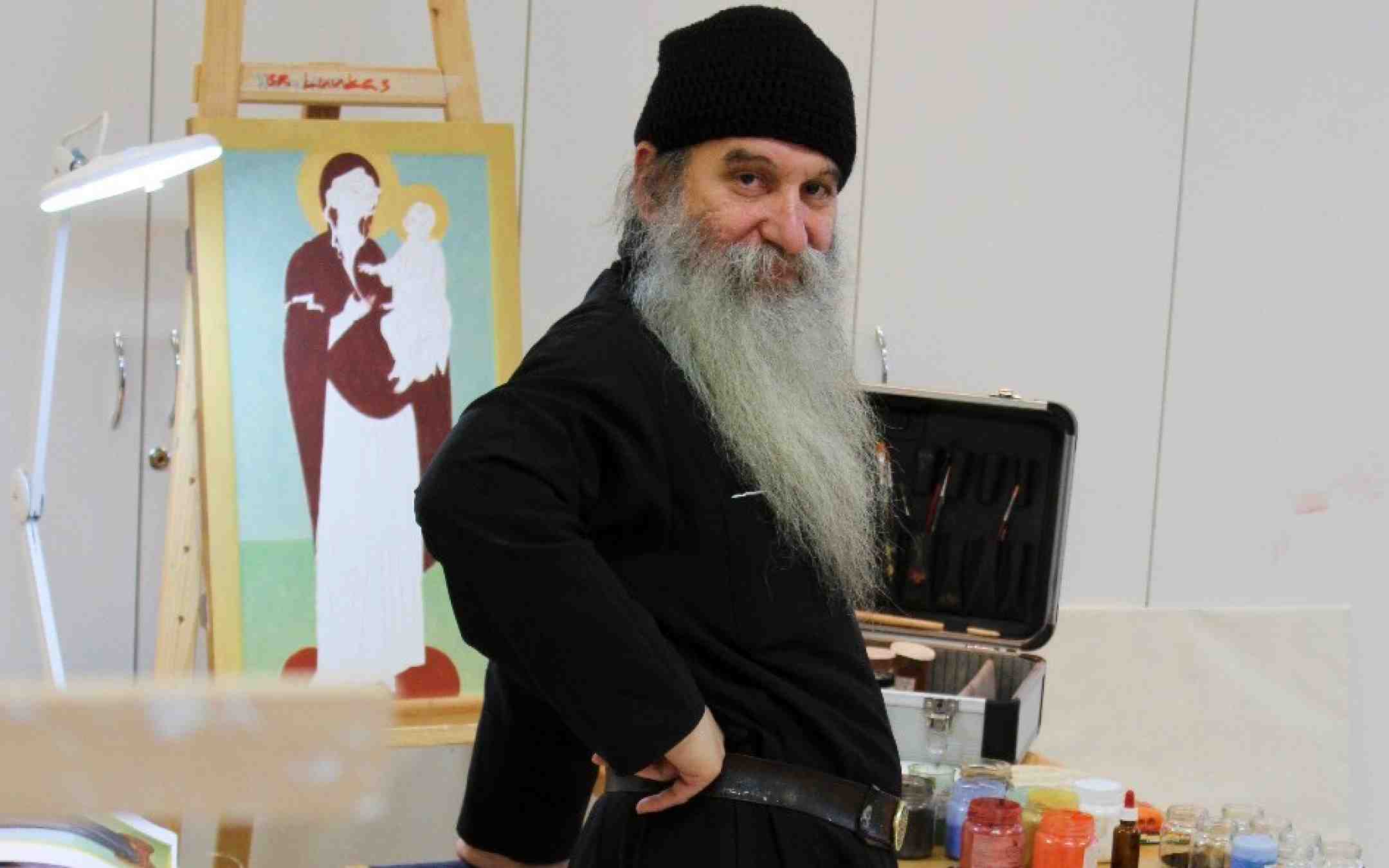Athosvuoren munkki isä Luukas maalaamassa ikonia Valamon opistossa 2022