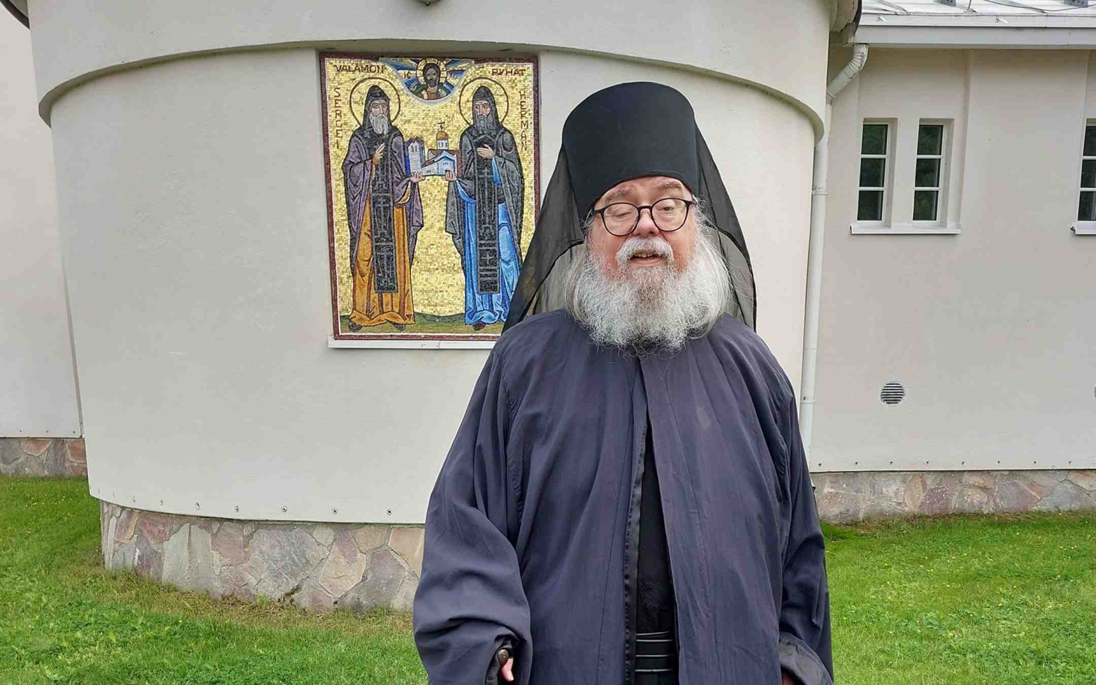 Isä Simeon Mertanen Valamon luostarin edustalla