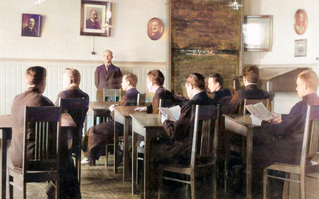 Johannes Suhola opettamassa pappisseminaarilaisia vuonna 1936.