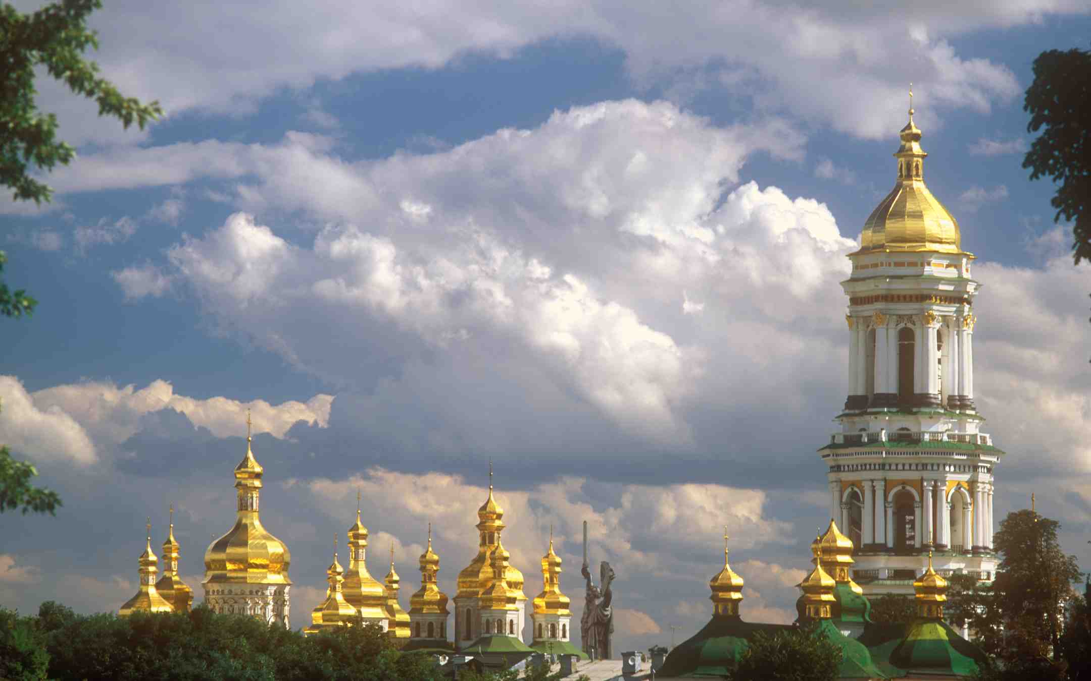 Kiovan luolaluostari kultaisine kupoleineen kuvattuna pilvipoutaisena päivänä