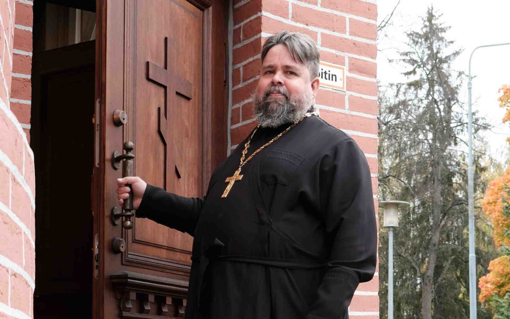 Kirkkoherra rovasti Timo Honkaselkä kirkon ovella
