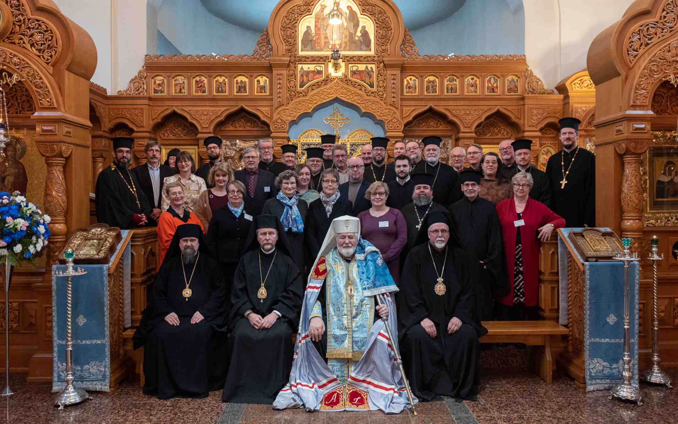 Suomen ortodoksisen kirkon kirkolliskokousedustajat ryhmäkuvassa Valamon luostarin pääkirkossa