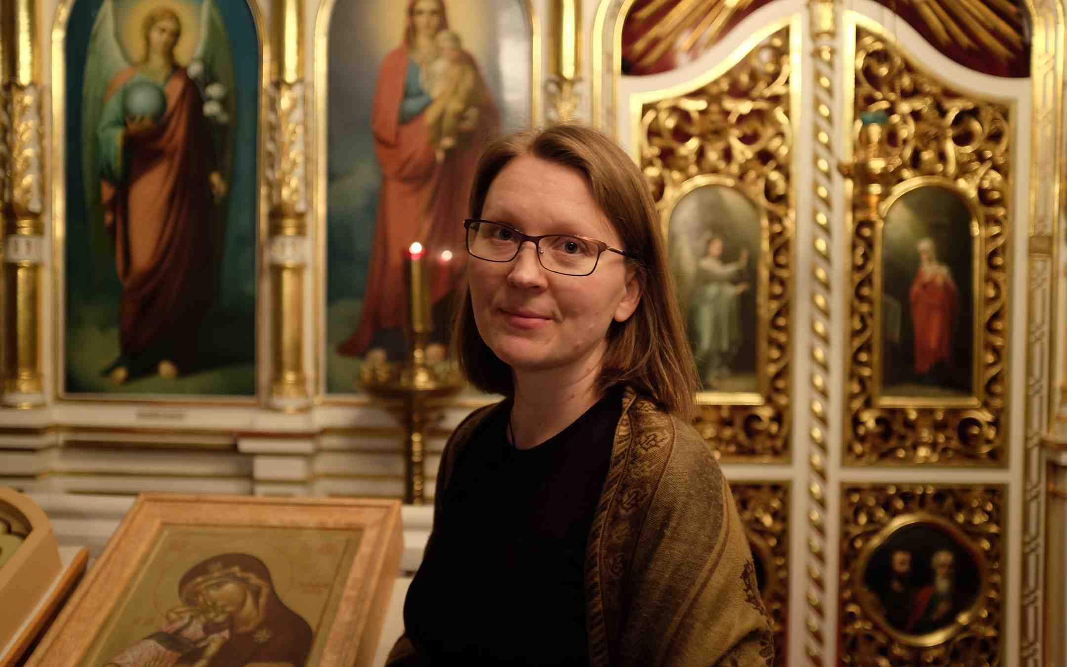 Maria Takala-Roszczenko seisoo ortodoksikirkossa ikonostaasin edessä