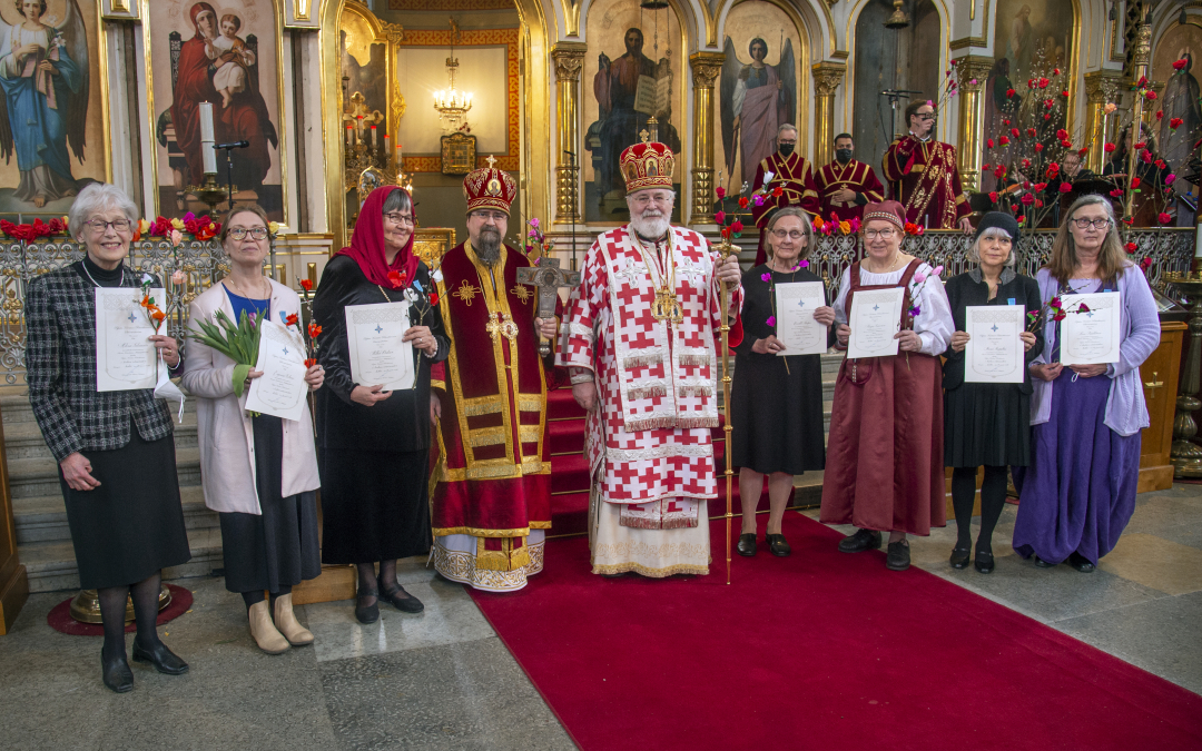 Palkittuja äitejä yhteiskuvassa Haminan piispa Sergein ja arkkipiispa Leon kanssa Uspenskin katedraalissa