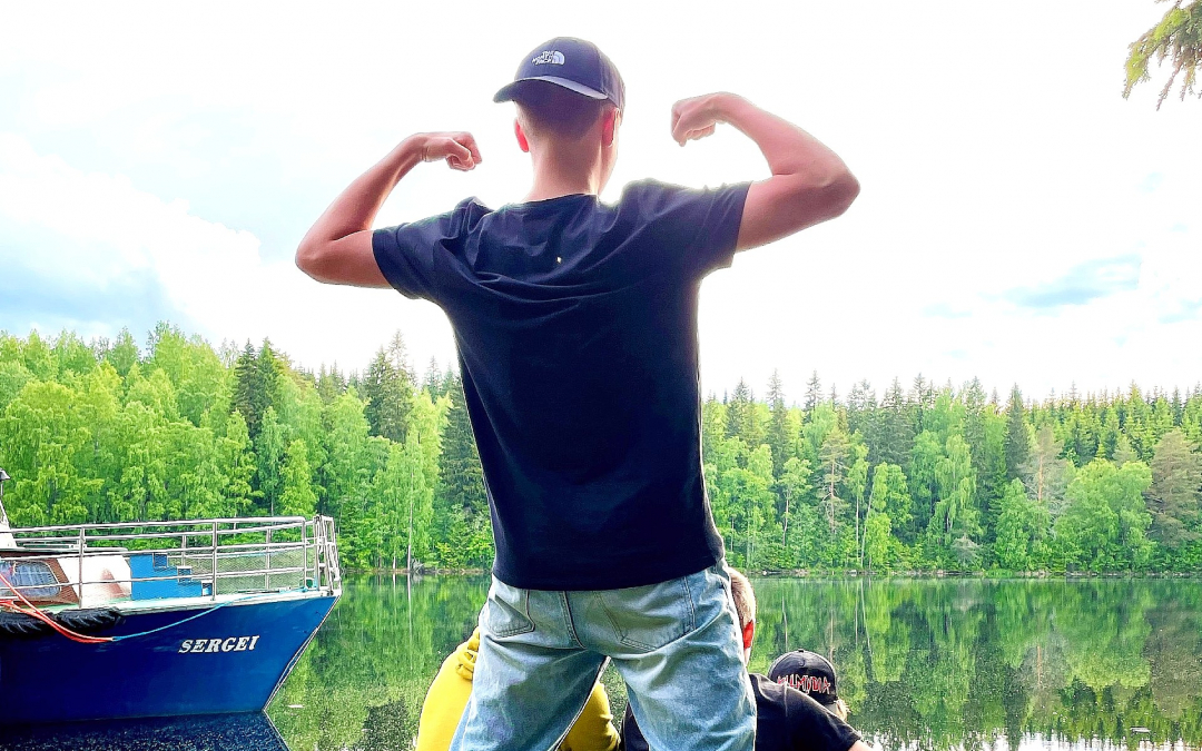 Nuoria veden äärellä kesällä Valamon luostarissa