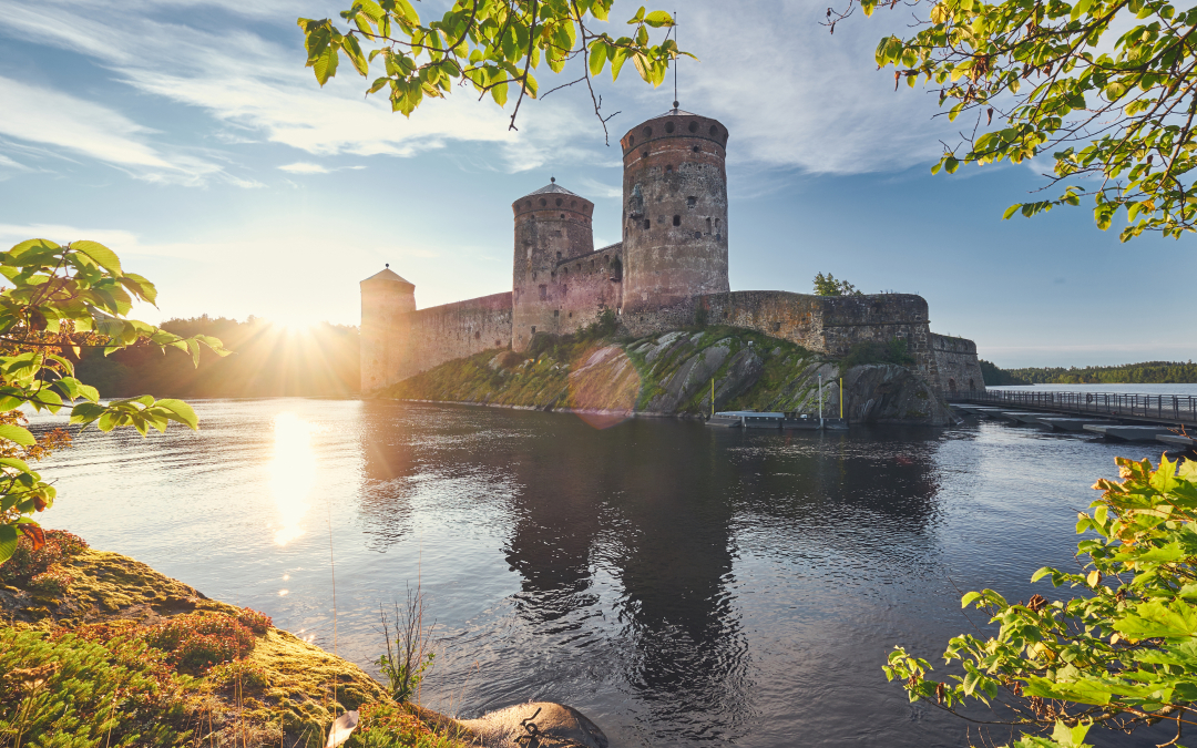 Olavinlinna kesällä auringossa