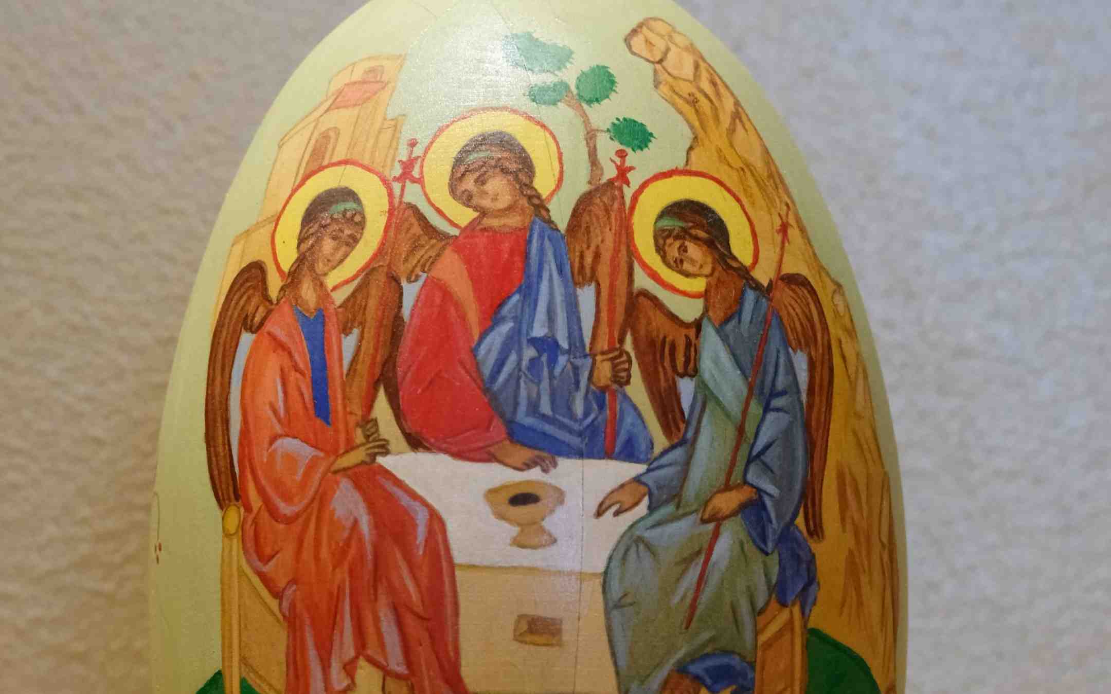 Pääsiäismuna johon on kuvattu Pyhän Kolminaisuuden ikoni