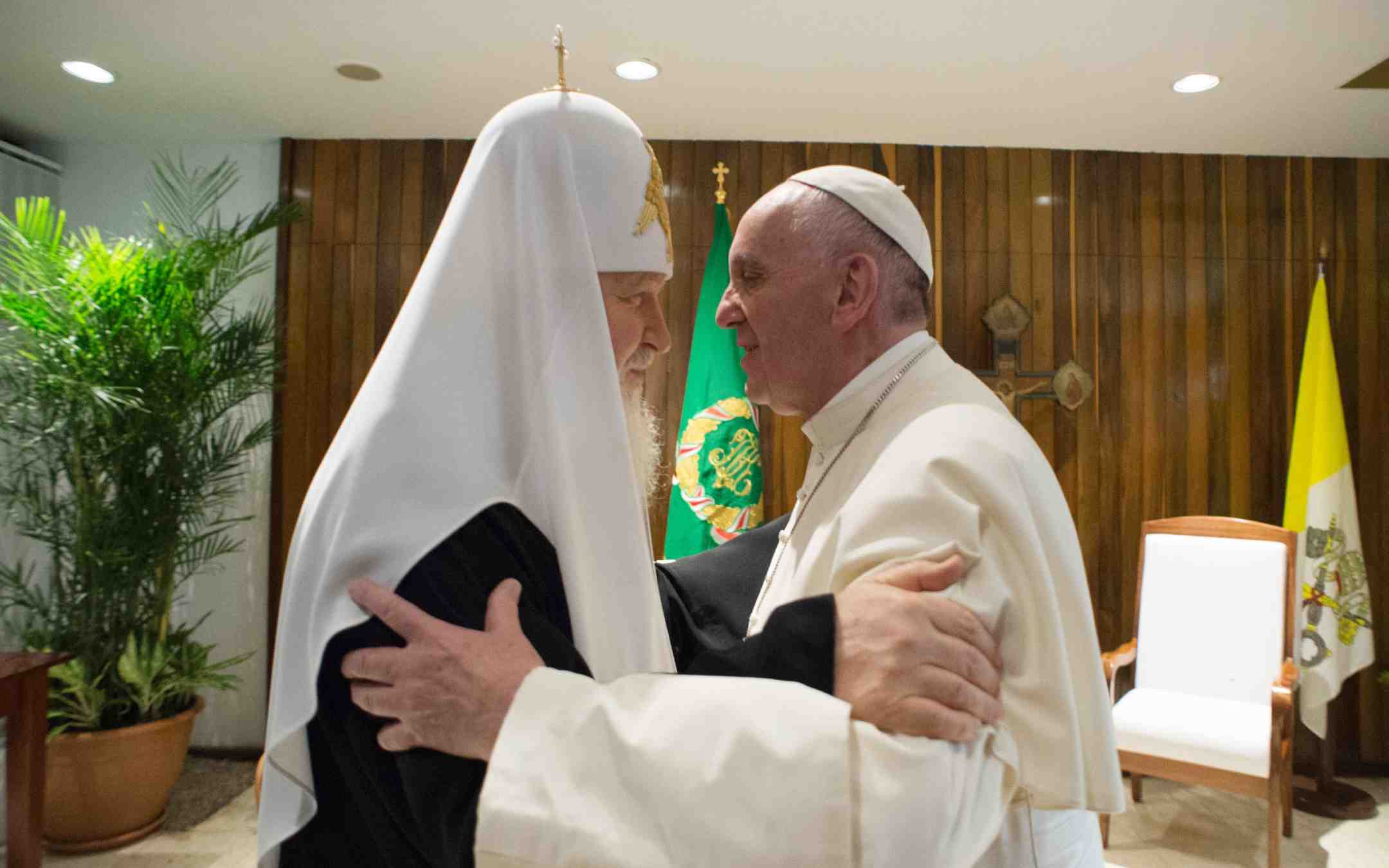 Paavi ja patriarkka Kirill syleilevät toisiaan lentokentällä Kuubassa 12. helmikuuta 2016