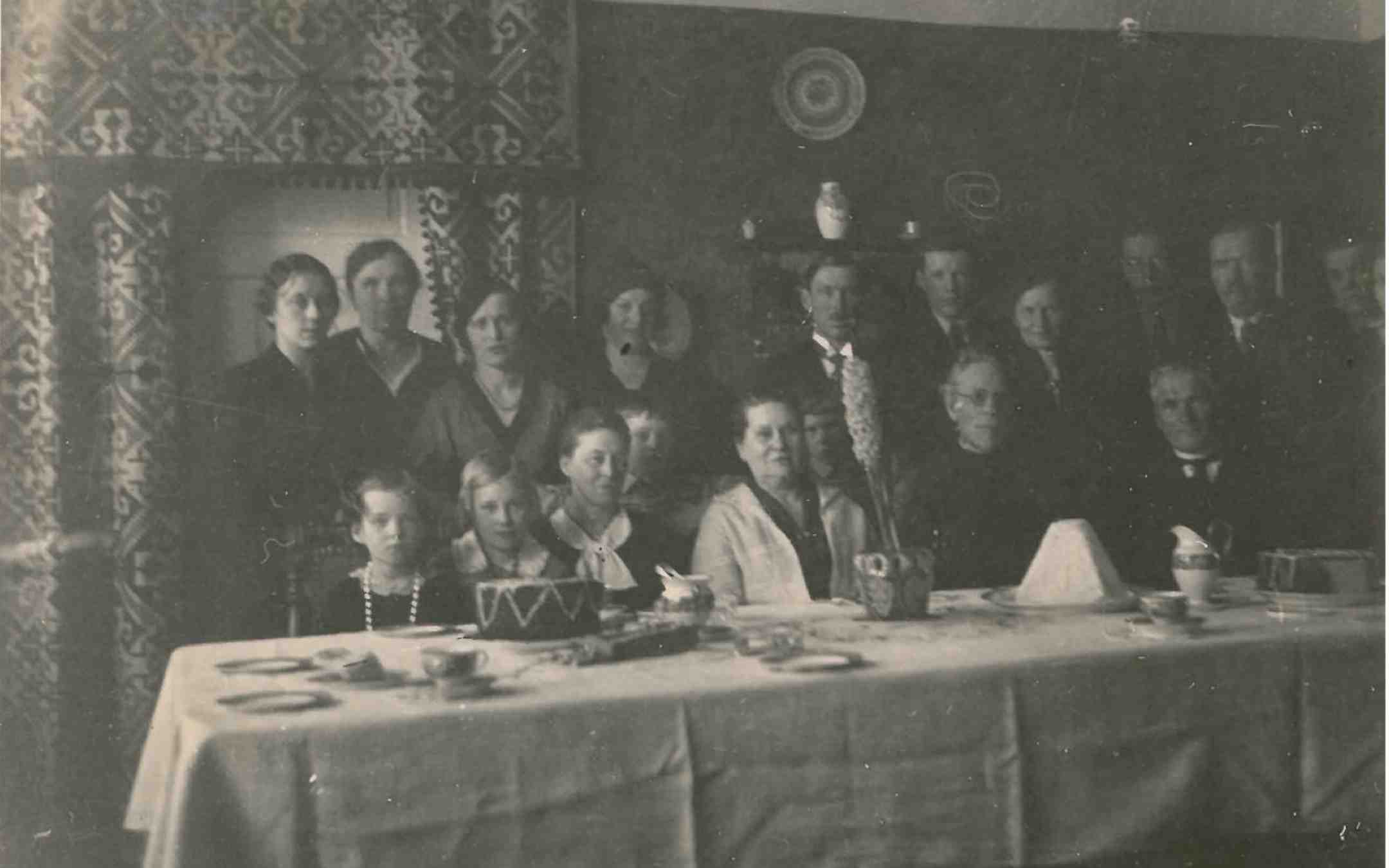 Pääsiäisvastaanotto Razumovien luona linnoituksen pappilassa 1930-luvulla Lappeenrannassa