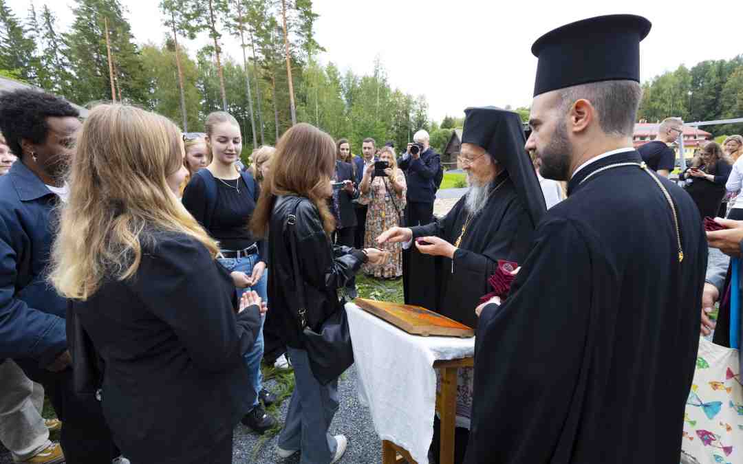Patriarkka Bartolomeos Kaunisniemessä ortodoksisten nuorten kanssa syyskuussa 2023