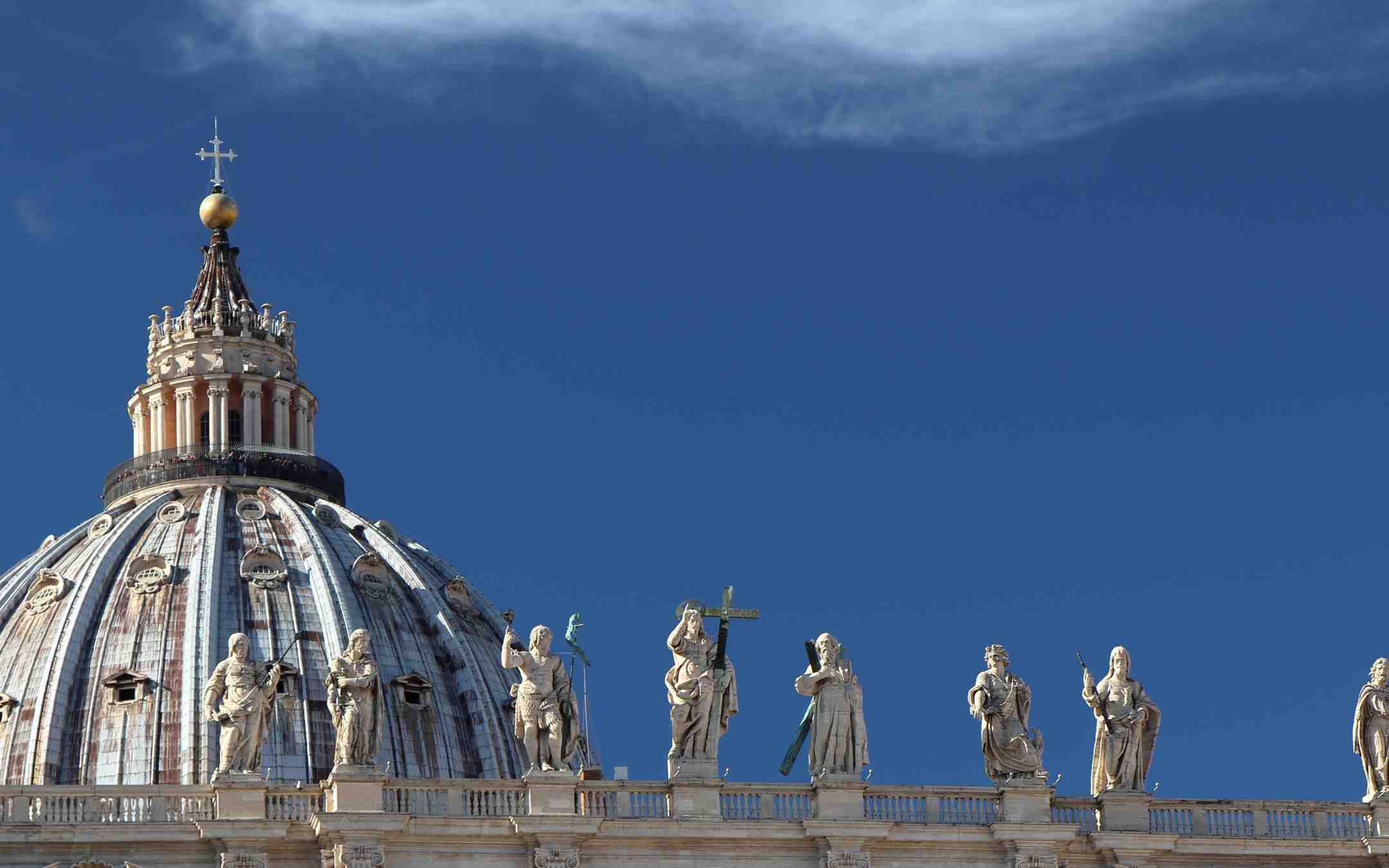 Pietarinkirkon kupoli ja patsaita