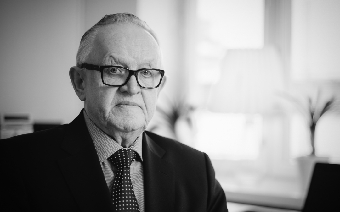 Presidentti Martti Ahtisaari tummassa puvussa