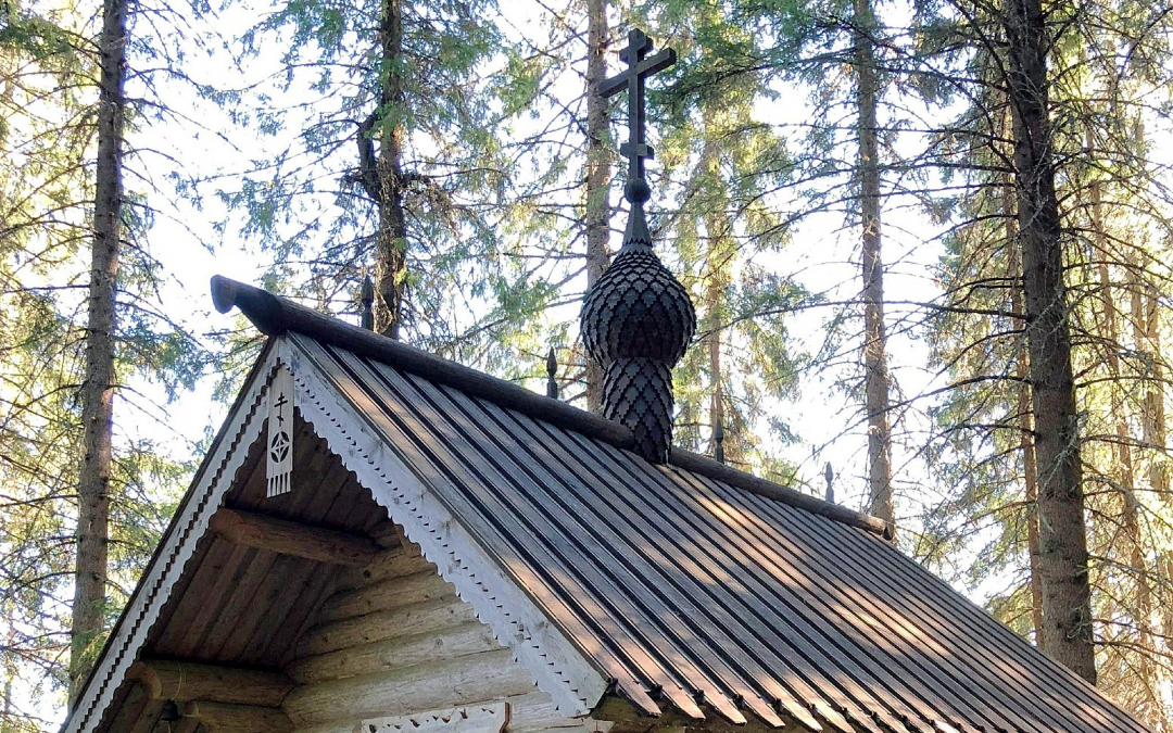 Pyhittäjä Serafim Sarovilaisen tsasouna alkuperäisellä paikallaan Tuusniemellä sekä hänen ikoninsa pyhäkön praasniekan aikaan