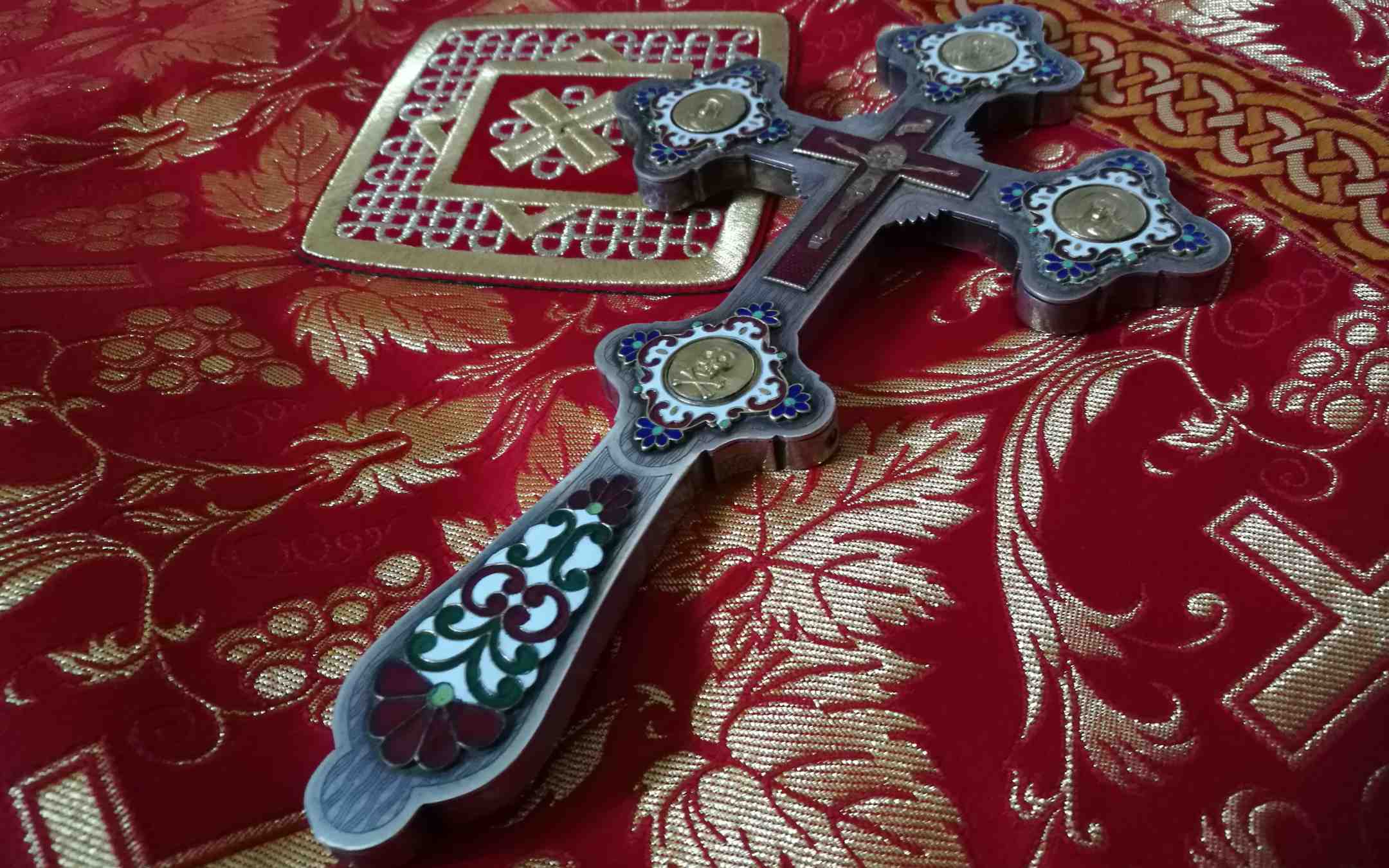 Koristeellinen ortodoksinen risti pöydällä