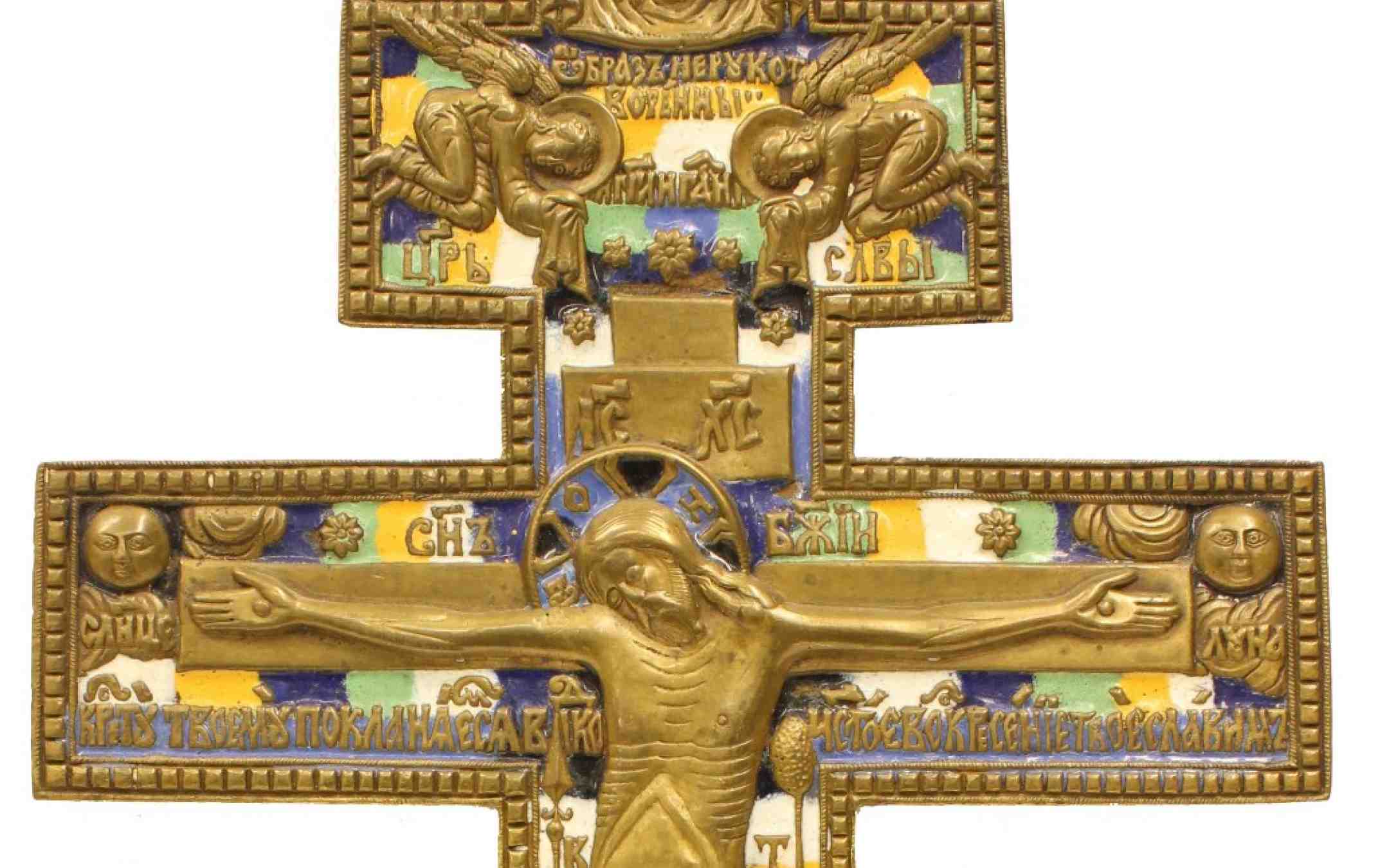 Koristeellinen metallinen ortodoksiristi, jossa Vapahtaja on ristiinnaulittuna