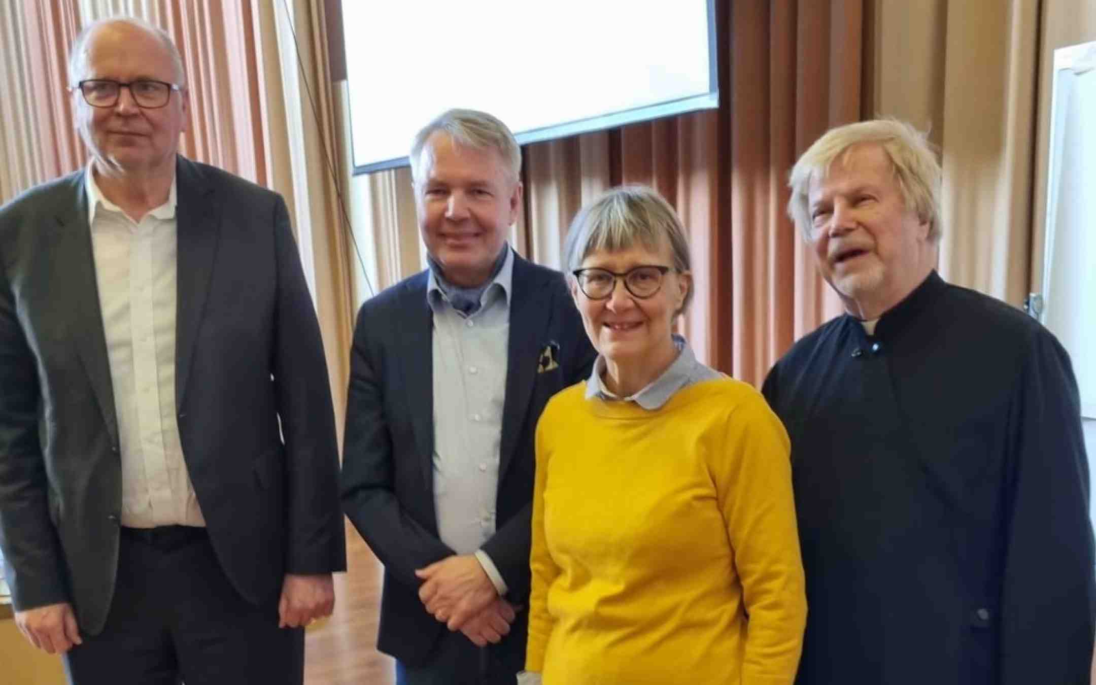 Ulkoministeri Pekka Haavisto, Eero Heinäluoma Jaana Hallamaa ja metropoliitta Ambrosius yhteiskuvassa