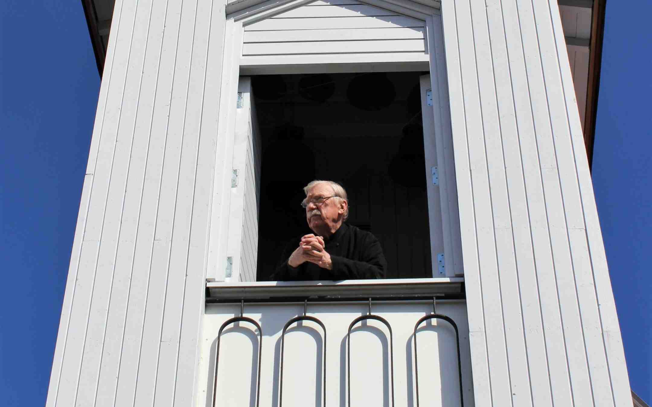 Kemin Johannes Kastajan kirkon staarosta isännöitsijä Martti Takalo tähystää Kemin kirkon kellotornista